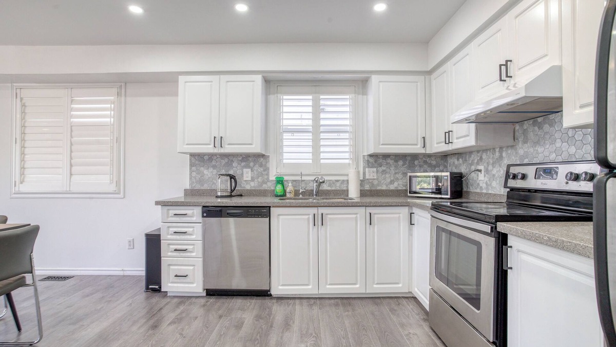 Waterloo House | Stylish 4 Beds House with Ravine Backyard