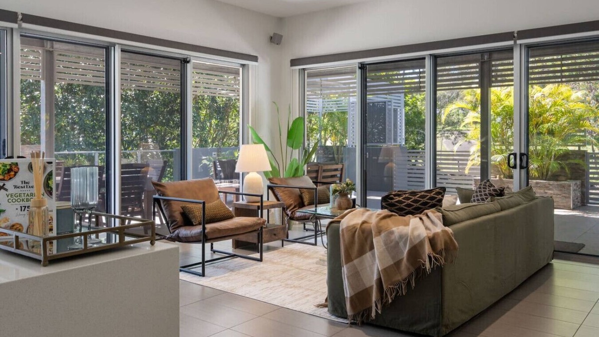 Mount Ommaney House | Stylish 4BR Home w/BBQ & Media Room in Mt Ommaney