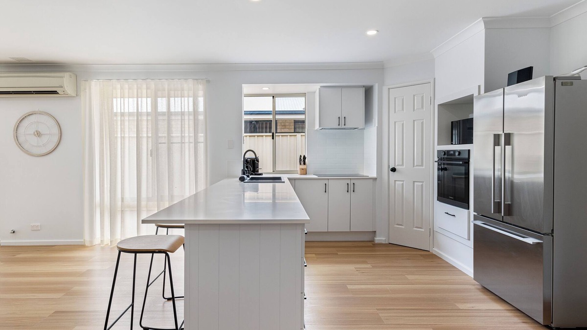 Geographe House | Stylish 5-Bedroom Home Geographe