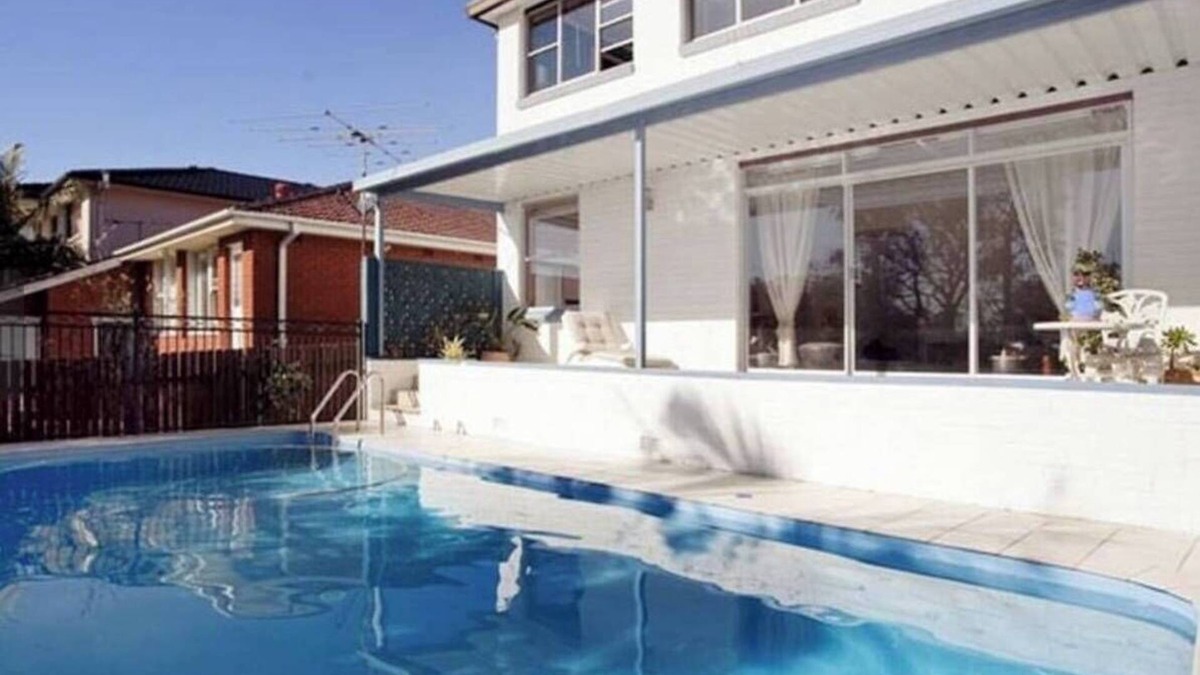 Cronulla House | Stylish 5 BR House with Pool near Beach
