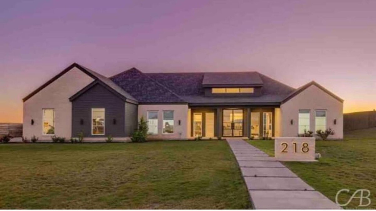 Abilene House | Stylish 5br gem w/outdoor theater and slide