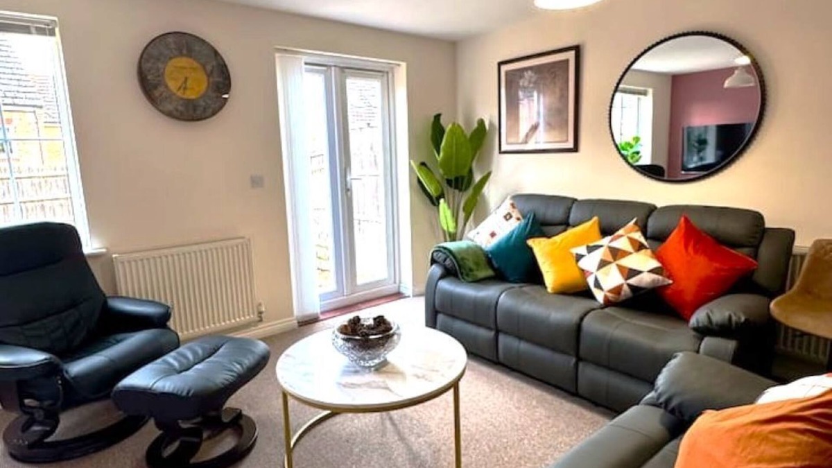 Leighton Buzzard House | Stylish 5BR Retreat: w/King Bed,3Baths and WC,Free Parking -Sleeps 9 Comfortably