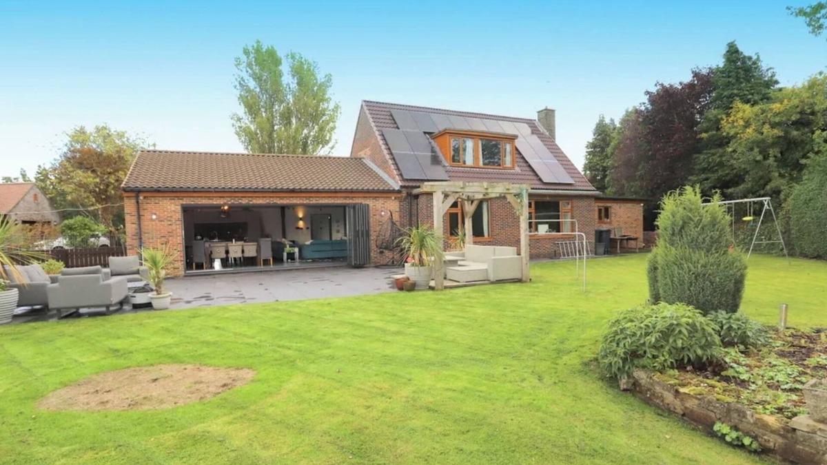 West Rainton House | Stylish 6 Bed - Huge Garden, 10 min to Durham City