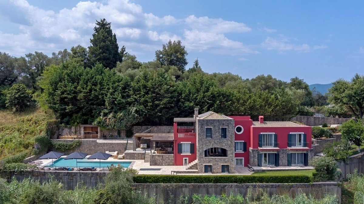 Vassilatika Villa | Stylish 6 en-suite bedroom Villa overlooking the Sea - 7km from Corfu town