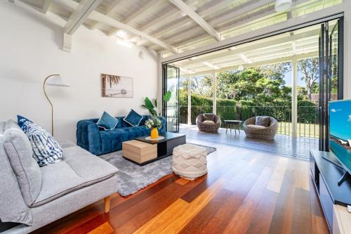 Strathfield House | Stylish 6BR Strathfield House Tennis & Fun Games
