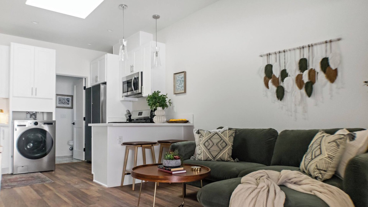 Willmore Apartment | Stylish All-New Apartment Near Beach, Downtown Fast WiFi & Pet Friendly