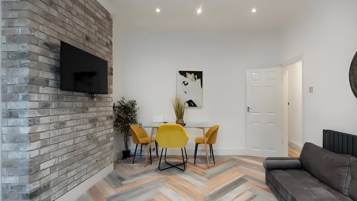 Woodside Apartment | Stylish Amber retreat