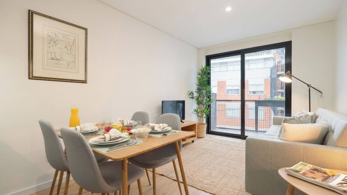 Aldoar Apartment | Stylish and Bright Flat with Balcony by HostWise