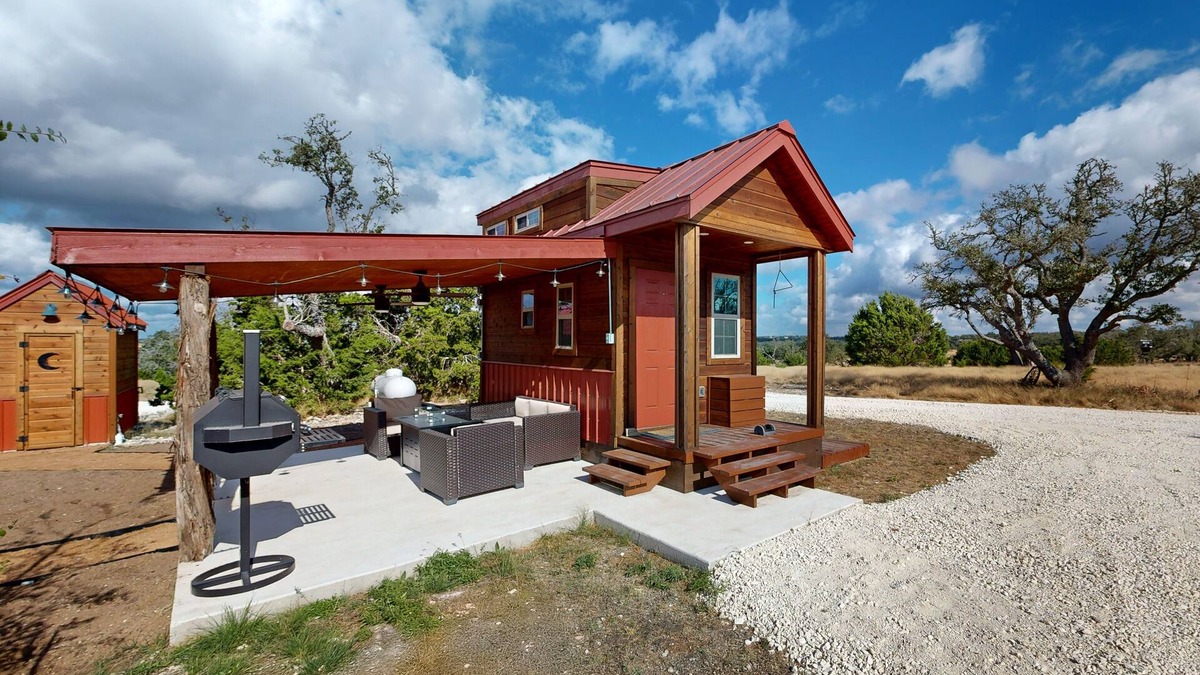 Harper Cabin | Stylish and cozy cabin with firepit, kitchen, AC and free wifi