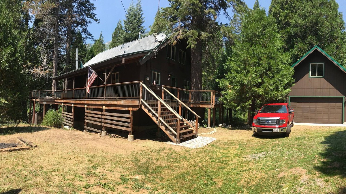 Strawberry House | Stylish and Modern Cabin on the River's Edge, Minutes to Skiing and Adventure!!