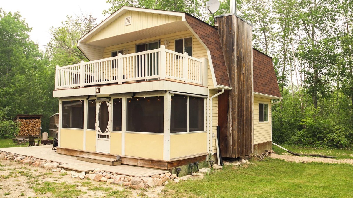 Victoria Beach Cabin | Stylish and private, recently renovated cabin, 17-minute walk from the beach!