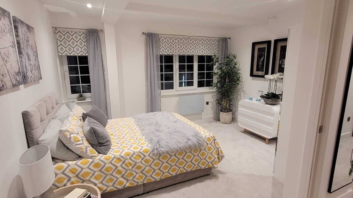 Wainscot Apartment | Stylish And Spacious 2 Bed Flat On High Street In Strood Rochester
