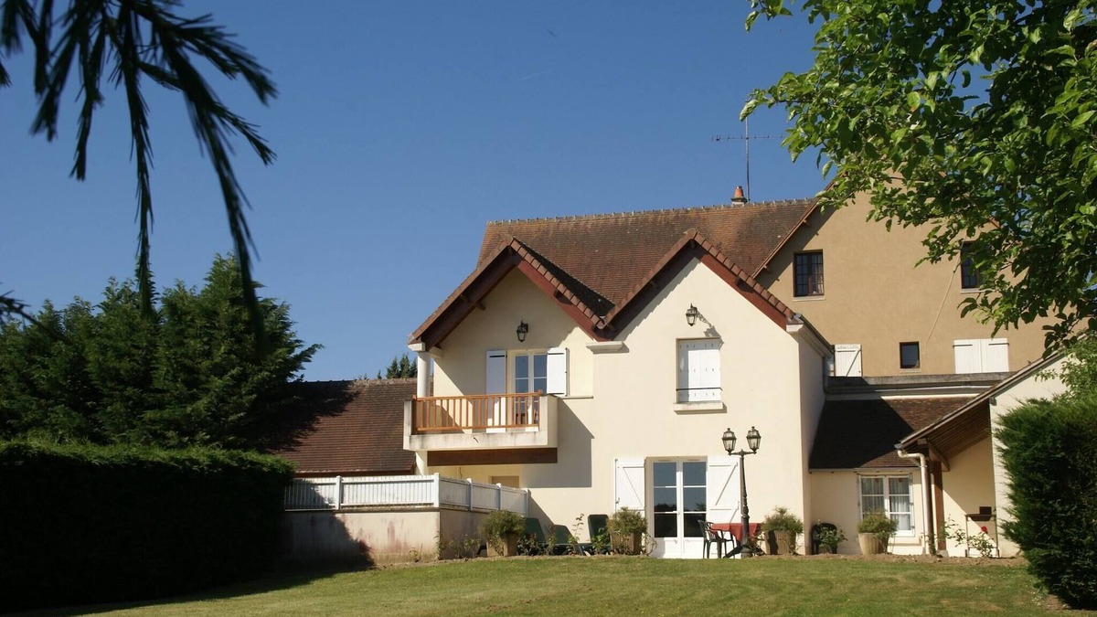 Faverolles House | Stylish Apartment Near Beach