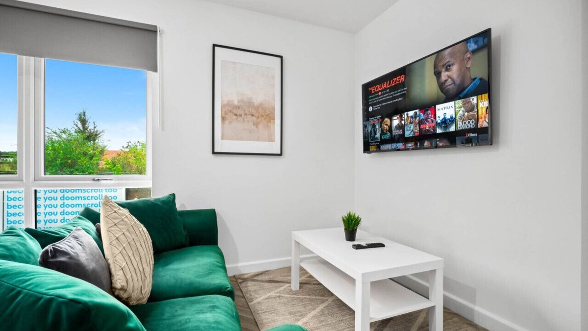 Cradley Heath Apartment | Stylish Apartment * 2 Bedroom * Netflix WIFI