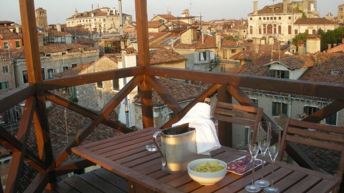 San Polo Apartment | Stylish apartment 5 min walk from Rialto 360 degree panoramic view