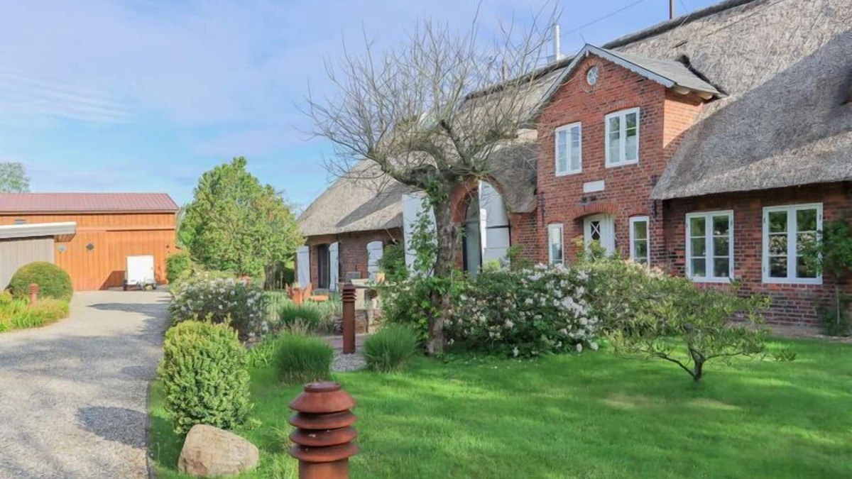 Wobbenbull Apartment | Stylish apartment in a charming village