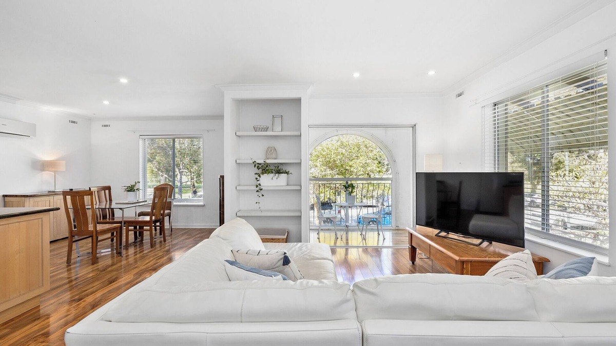 South Perth Apartment | Stylish Apartment Overlooking Majestic Tree Lined Park, 5 Mins Walk to Zoo