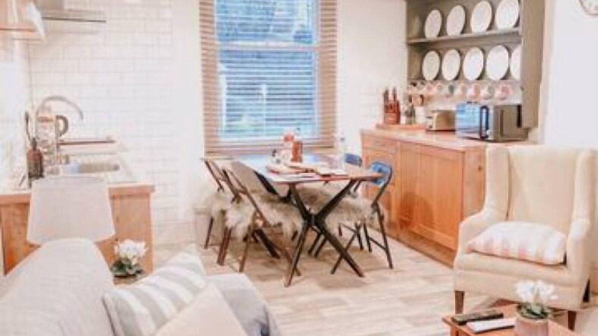 Nailsworth Apartment | Stylish apartment: sleeps 4-6 people, town centre