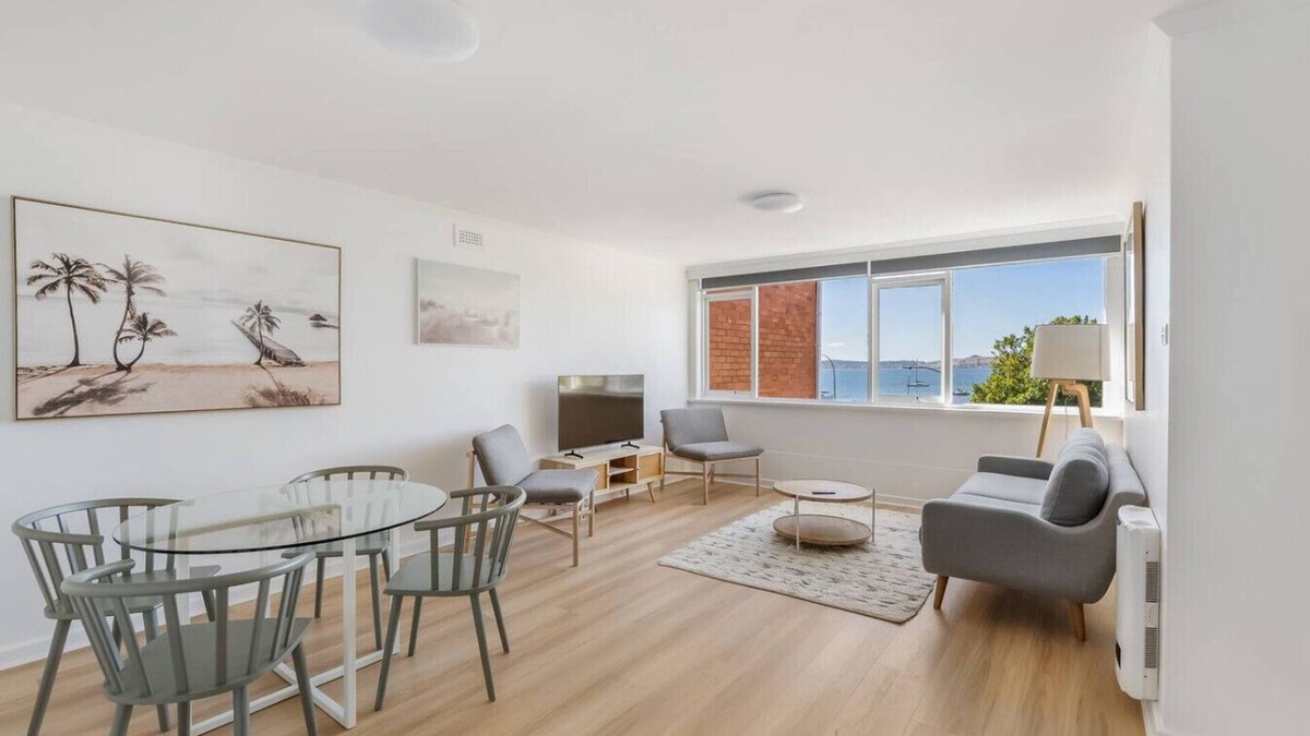 Sandy Bay Apartment | Stylish Apartment w/Bay Views