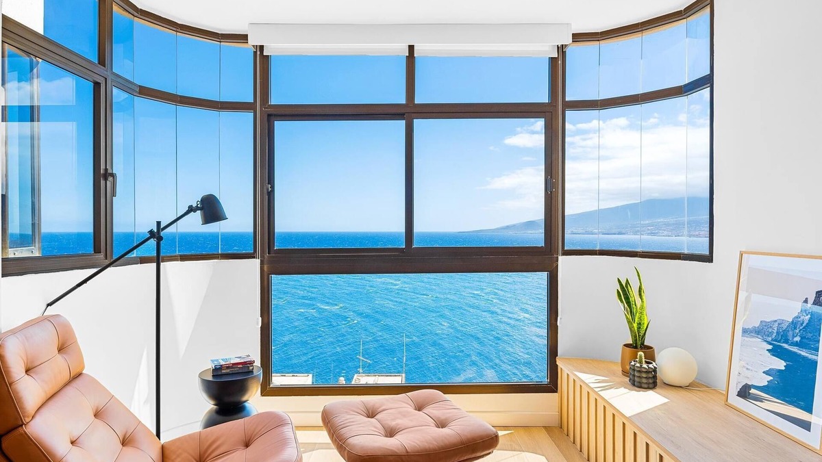 Radazul Apartment | Stylish Apartment with Stunning Views & Parking