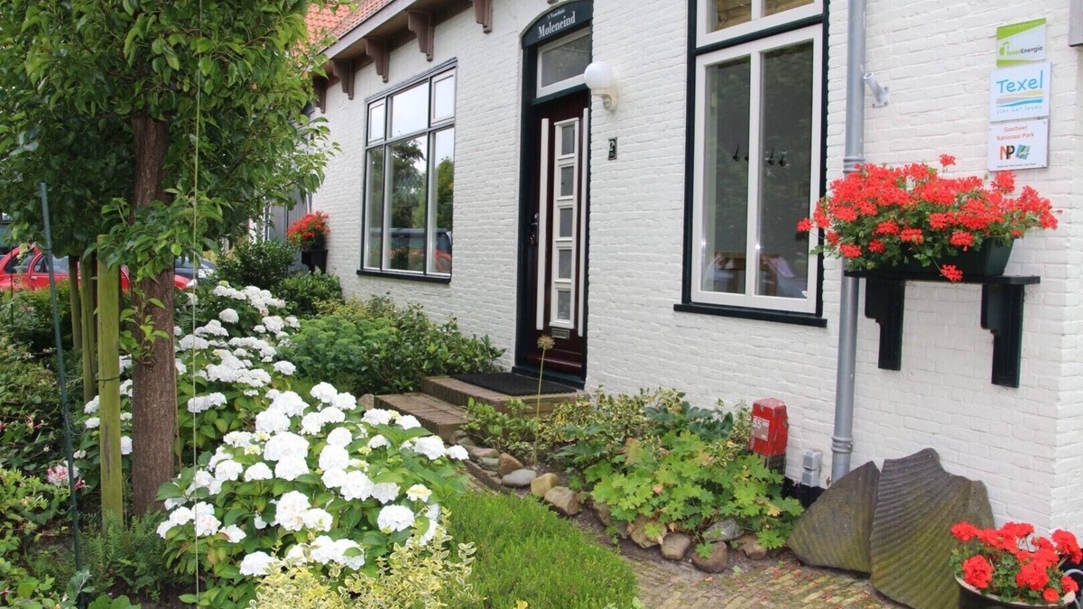 De Waal House | Stylish apartment with garden in a former farmhouse in De Waal