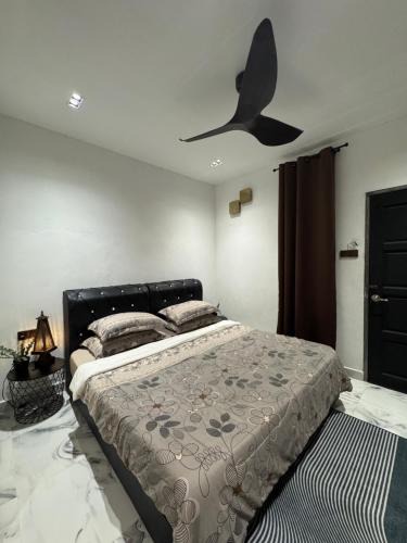 Central Seberang Perai House | Stylish Balinimo Guest room - King Bed, Free Netflix, Prime & Wi-Fi Near Bukit Mertajam