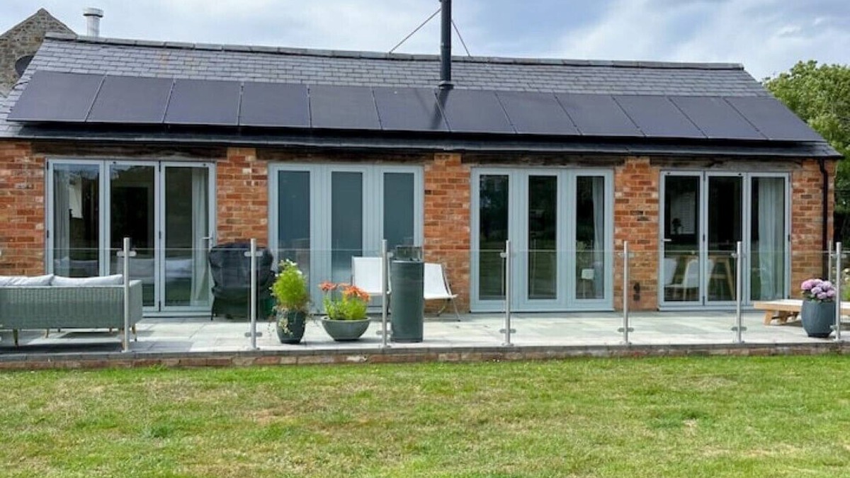 Wellingborough House | Stylish Barn Retreat in Rural Farm Location