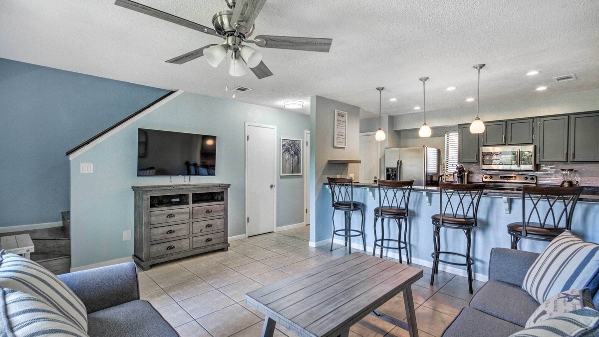 Mary Esther House | Stylish Bayfront Townhome < 10 Mi to Beach!