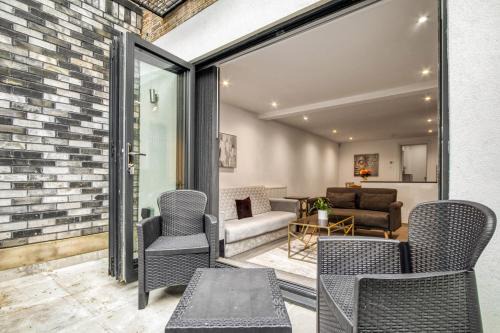 Southfields Apartment | Stylish Beauty Ground Floor 1BR 1BA Private Garden