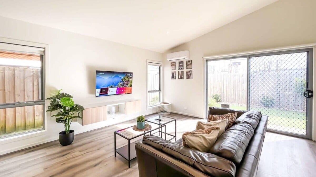 Berwick House | Stylish Berwick Home with WiFi, Smart TV, Garage