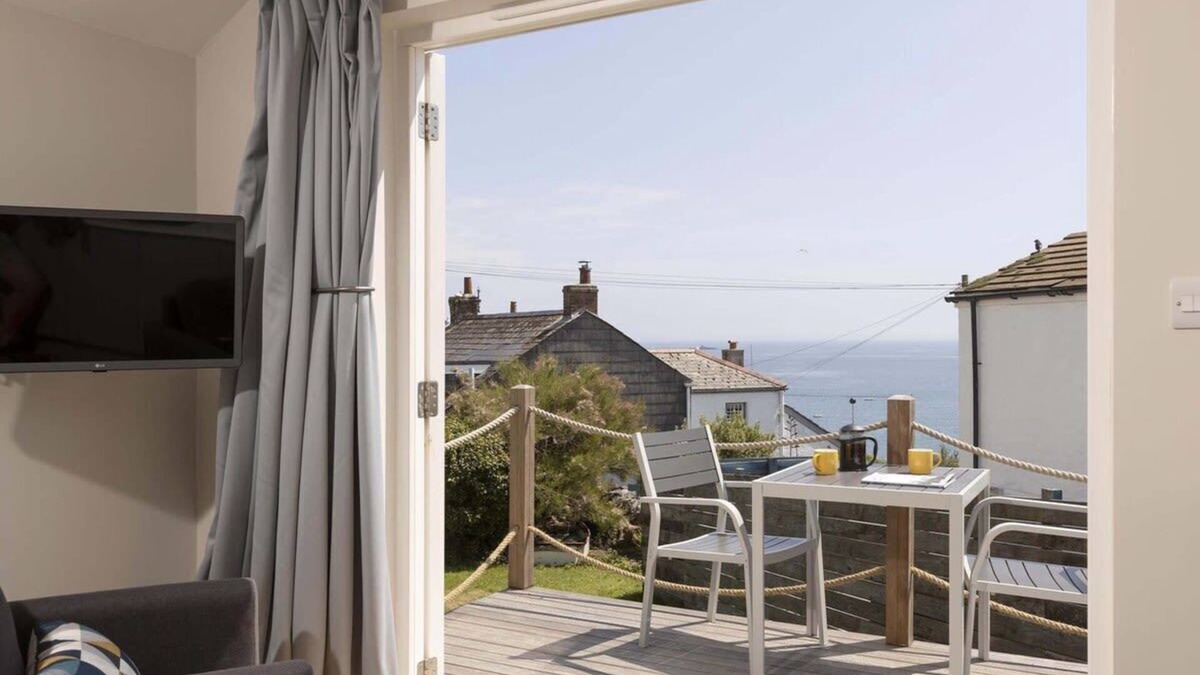 Gorran Haven House | Stylish Boatshed with Sea Views, Private Parking