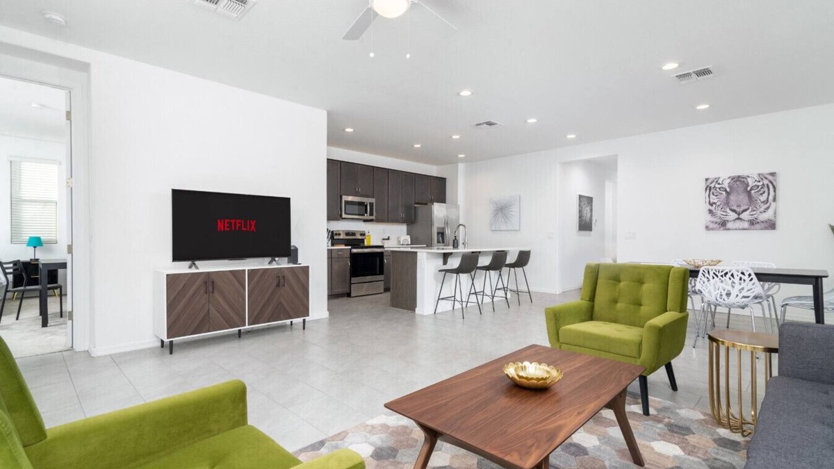 Casa Grande House | *Stylish & Bright* King Queen Beds*Backyard*Garage