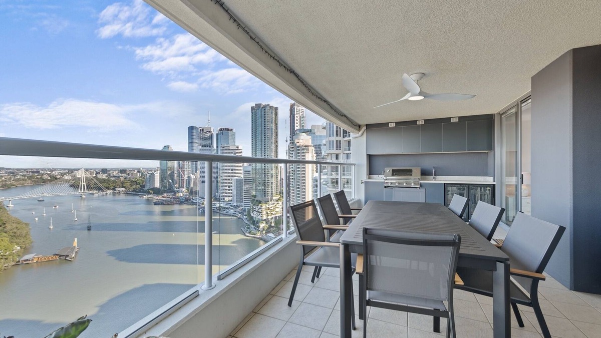 Brisbane Central Business District Apartment | Stylish Brisbane City Stay with BBQ, Pool & Gym