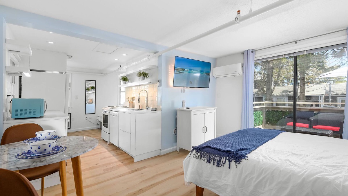 West Dennis Condo | Stylish Cape Retreat–6 Min to Beach-Private Balcony-Centrally located Mid Cape