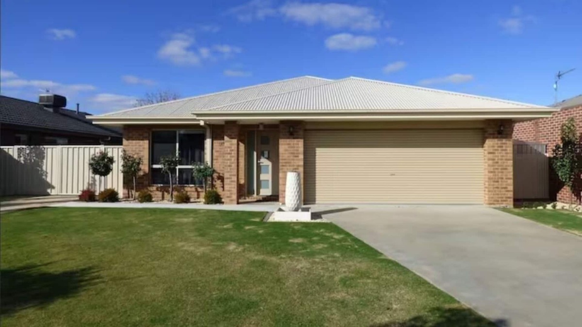 Horsham House | Stylish Centrally Located