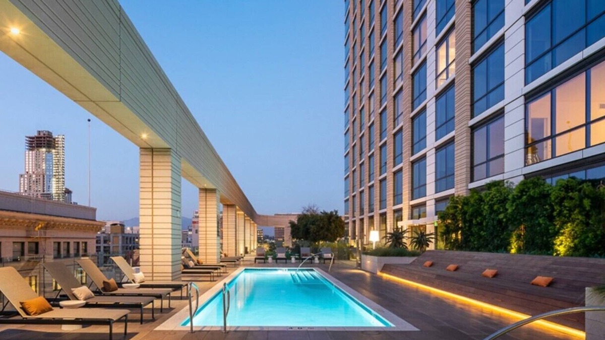 Historic Core Condo | Stylish & Chic Luxury 1-BR Condo in DTLA! Free parking space & WiFi