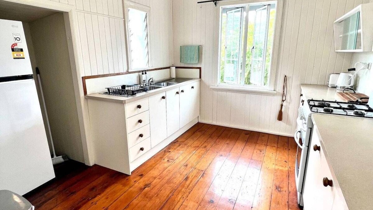 Hermit Park Apartment | Stylish City Fringe 2 Bed Upstairs Unit