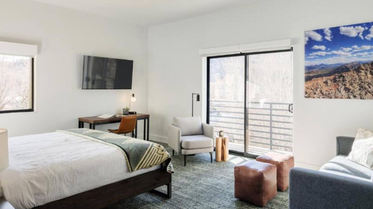 Silverthorne Hotel | Stylish City Getaway – Walk to Dining, Art, Shopping & the Heart of Downtown