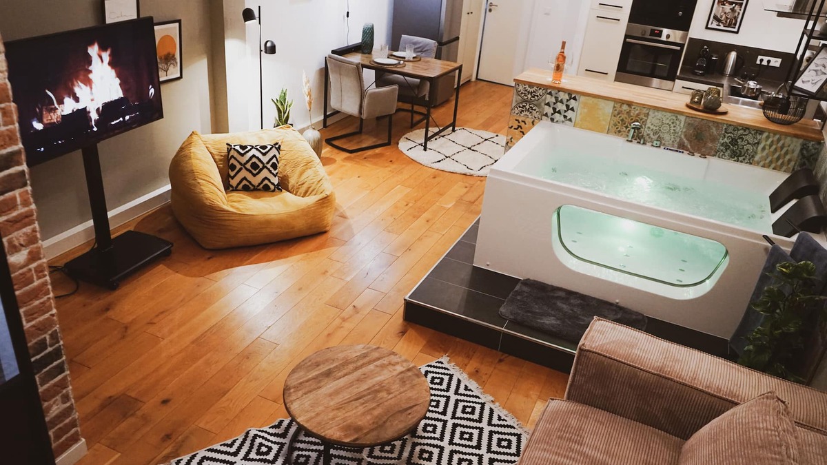 Mitte Apartment | Stylish city loft with a private whirlpool near the Moselle