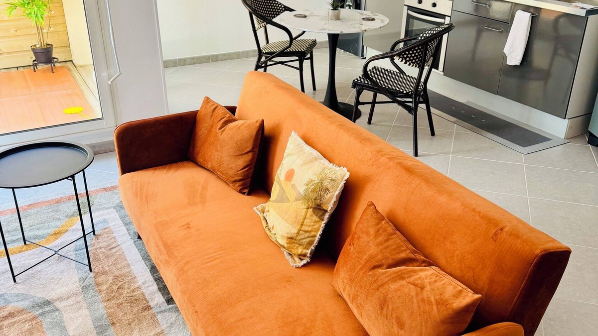 Bergerac Apartment | Stylish City Pad – Walk to All