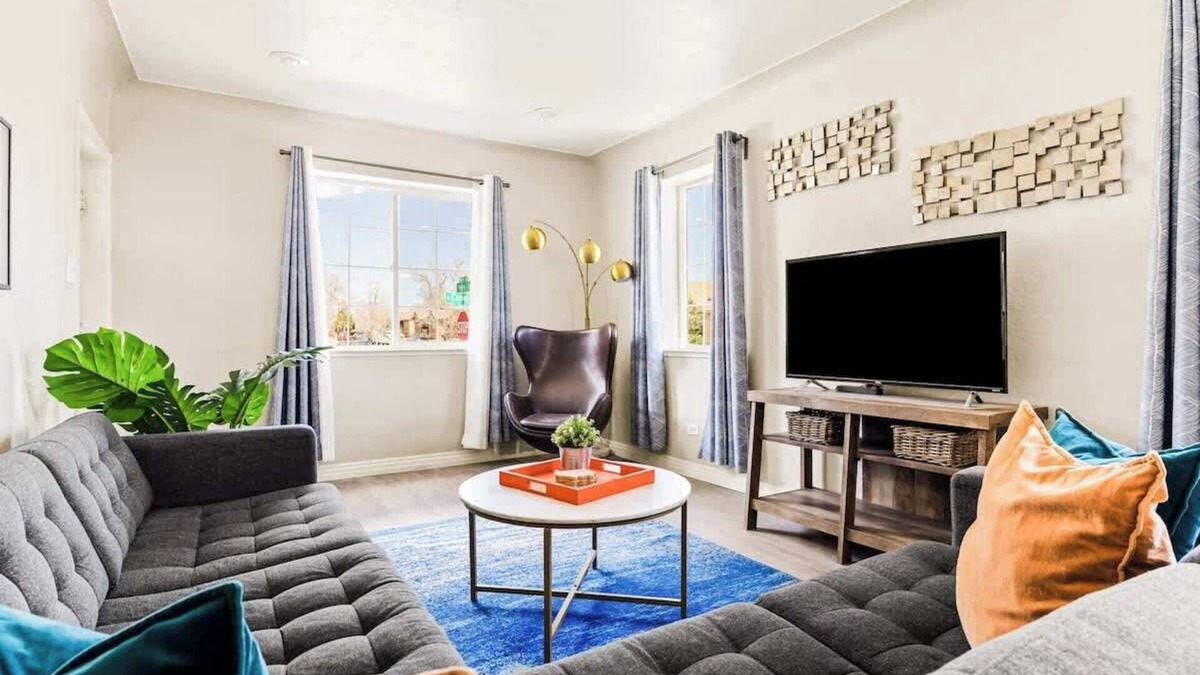 West Colfax Apartment | Stylish City Retreat | King Beds | Walk to Sloans