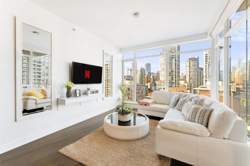 Downtown Vancouver Apartment | Stylish City view 2BR Apartment Steps to Yaletown Life
