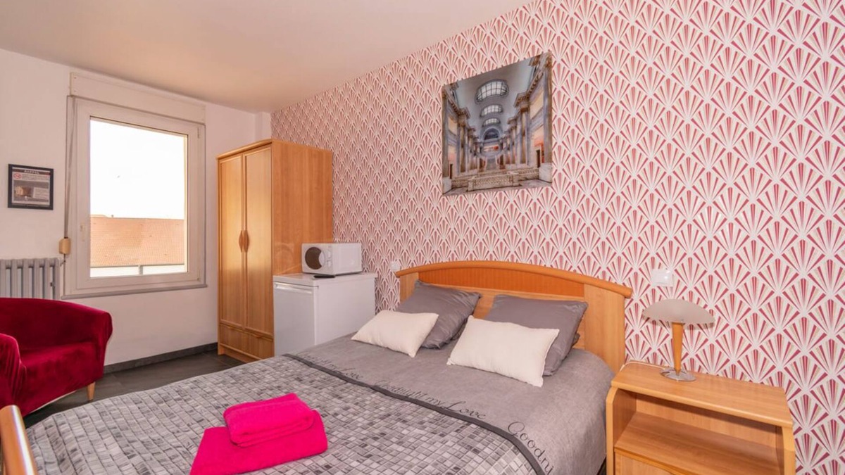 Puttelange-aux-Lacs Apartment | Stylish Classic Room