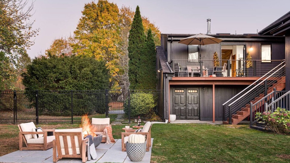 Portsmouth Condo | Stylish Coastal Suite Newport county Pet OK/Yard
