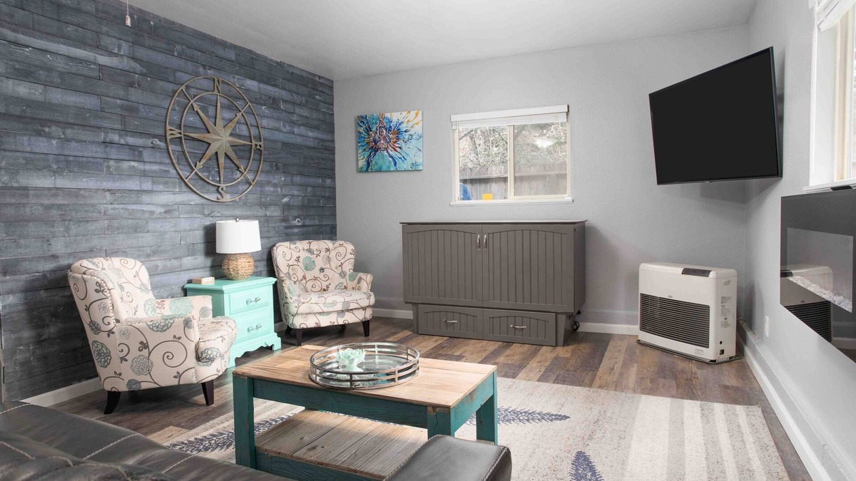 Crescent City Cottage | Stylish comfort located just 10 minutes away from Park & River