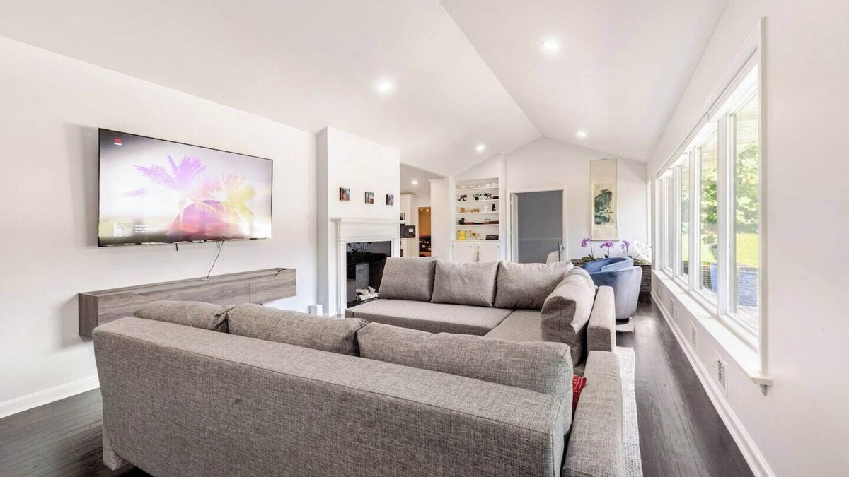 College Park House | Stylish Comfort/Modern/Chef Kitchen/4 BR/2 Baths
