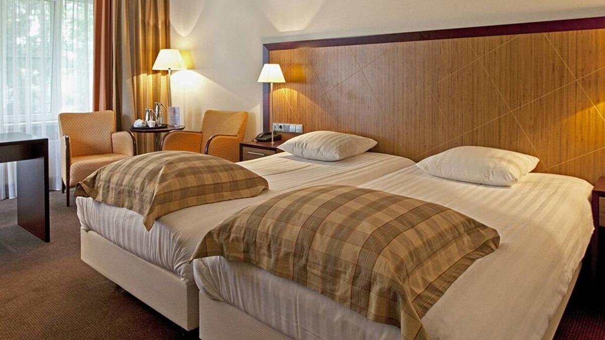 Schelfhorst Hotel | Stylish Comfort Near Scenic Paterswoldsemeer! Outdoor Pool, Free Parking!