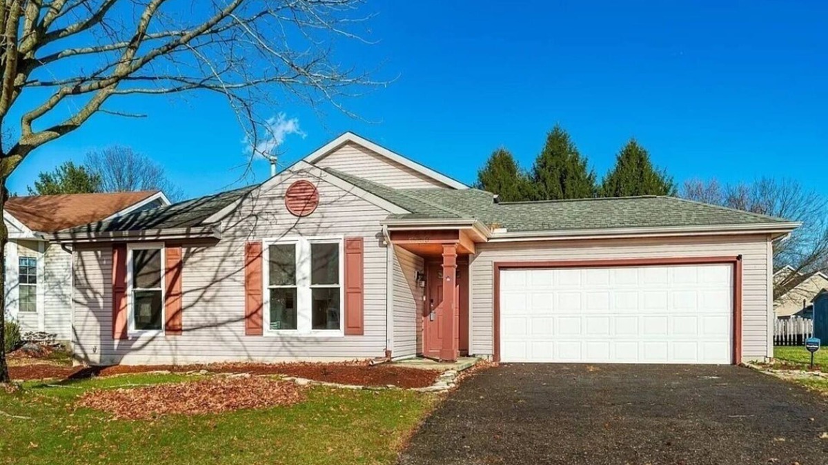 Reynoldsburg House | Stylish, comfortable 1st floor living and 2 lower level Bedrooms