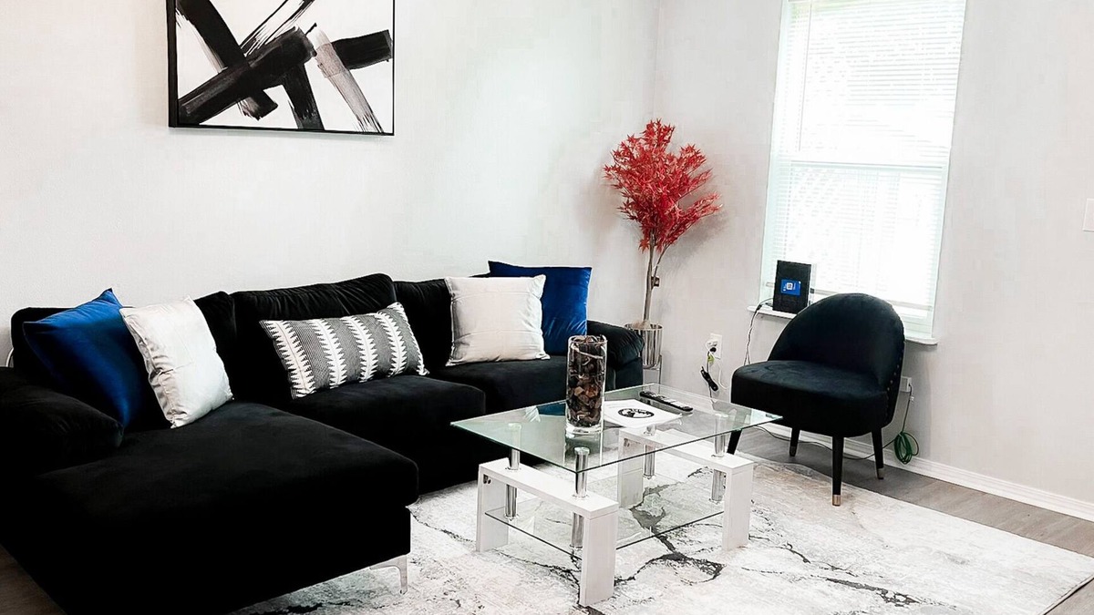 Johnson Apartment | Stylish Condo @ Heart of NWA. Close to Mall & Lake