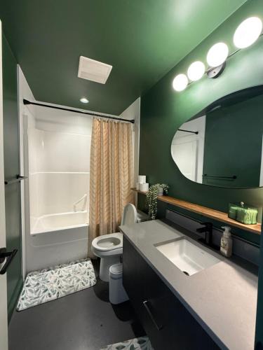 East Village Apartment | Stylish Condo, Riverview, Downtown East Village, Mins to Stampede, Saddledome